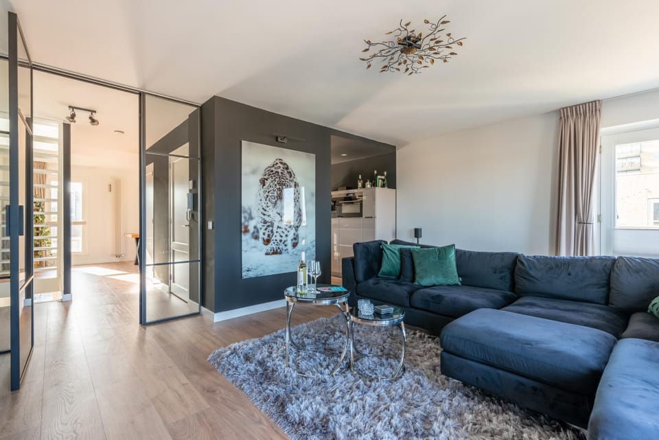 Kitchen or kitchenette, Living room, Seating area