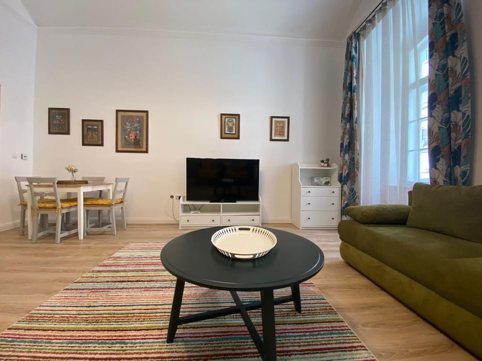 Communal lounge/ TV room, TV and multimedia, Dining area