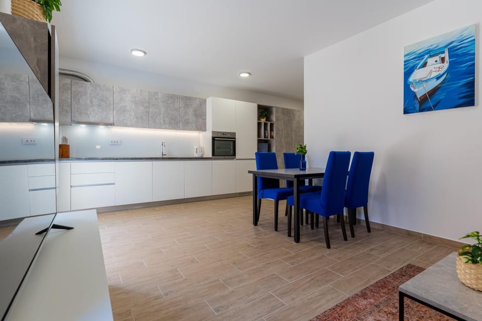 Dining area, kitchen