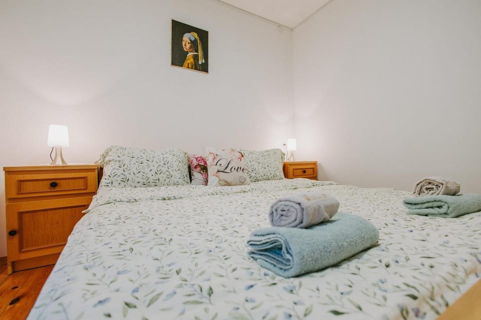 Bed, Photo of the whole room, Bedroom, towels