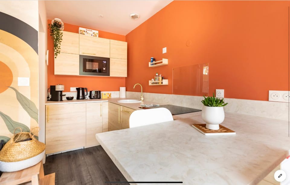Kitchen or kitchenette, Dining area
