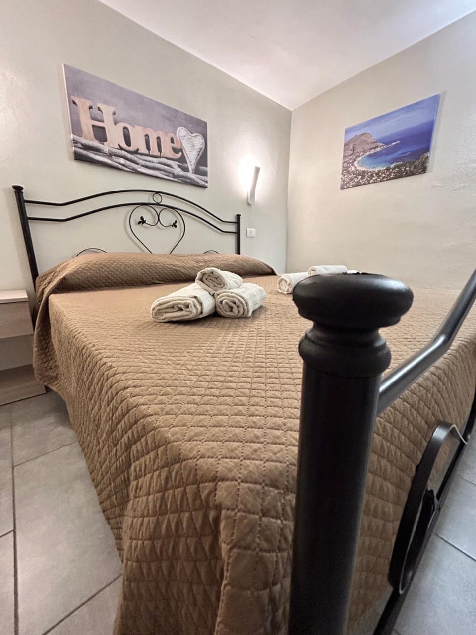 Photo of the whole room, Bedroom, towels