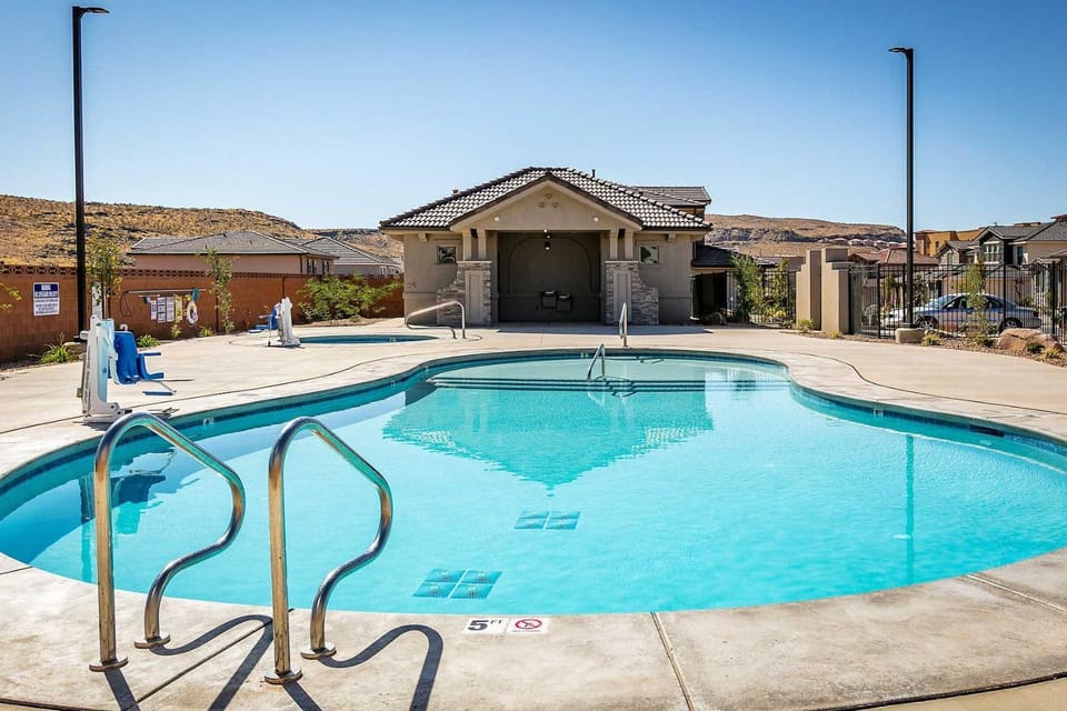Private Hot Tub & Community Pool: Washington Home! House in Washington