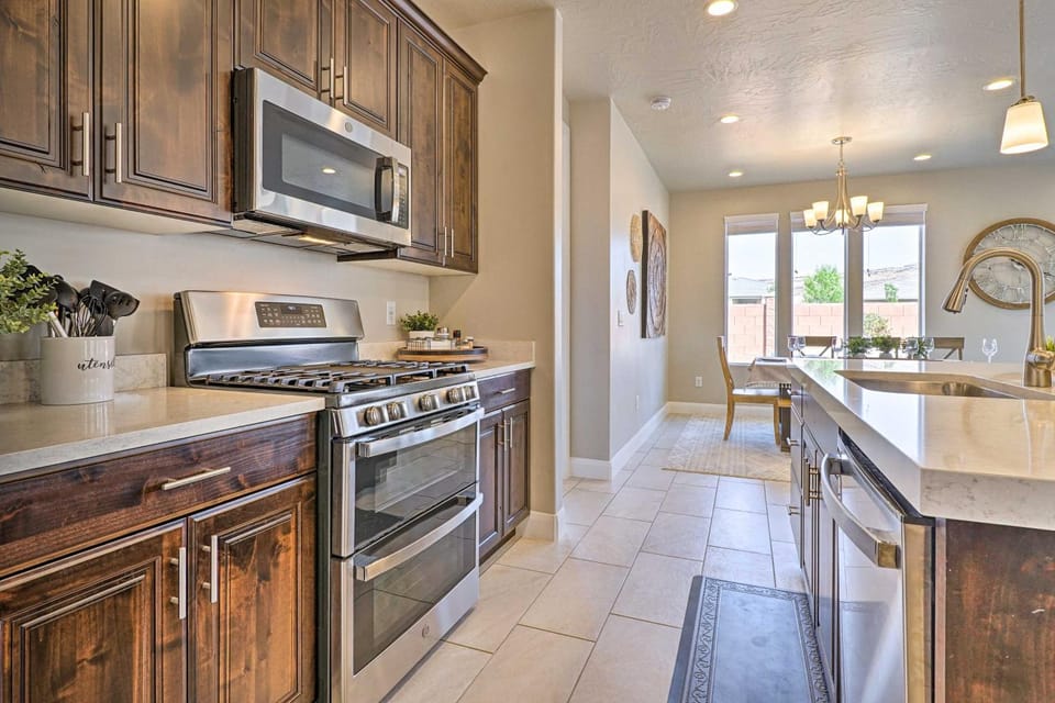 Private Hot Tub & Community Pool: Washington Home! House in Washington