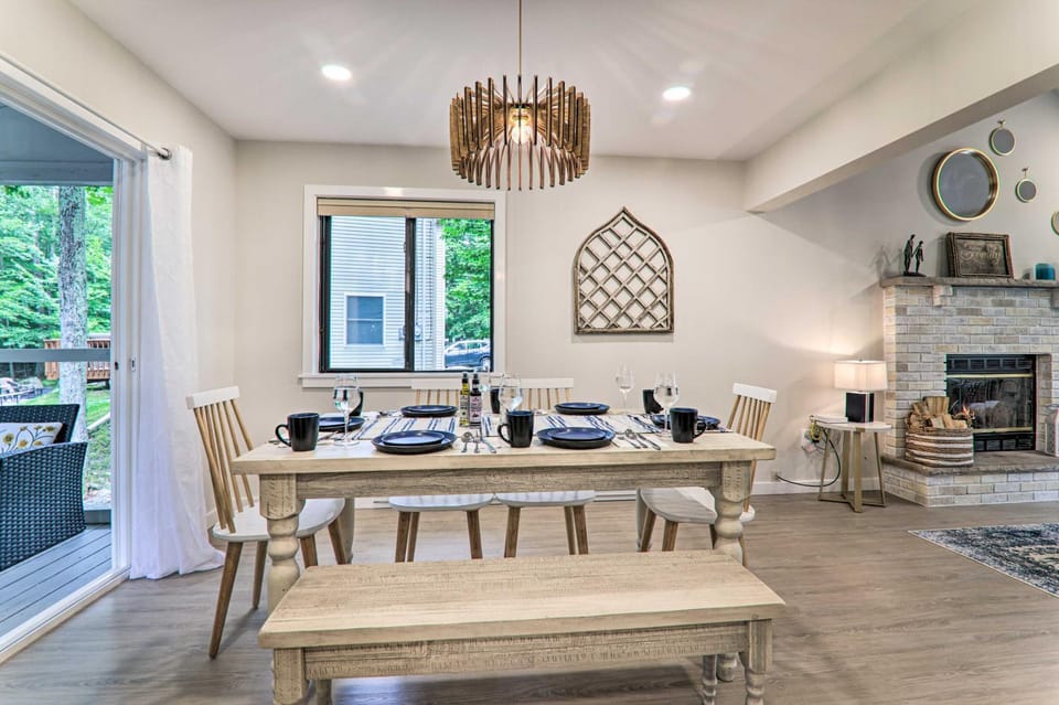 Relax Fireside! Retreat 15 Mi to Camelback Slopes House in Coolbaugh Township