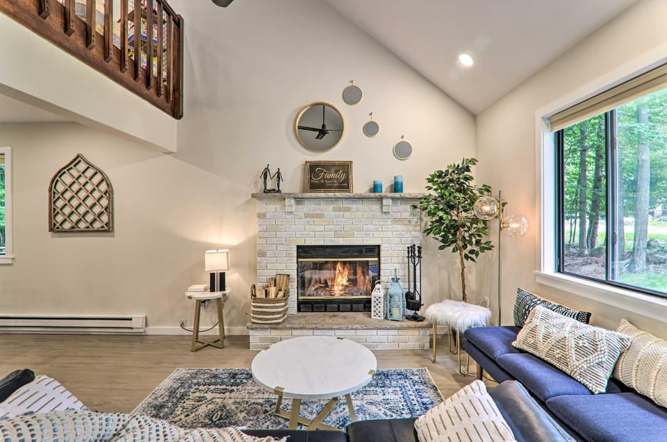 Relax Fireside! Retreat 15 Mi to Camelback Slopes House in Coolbaugh Township
