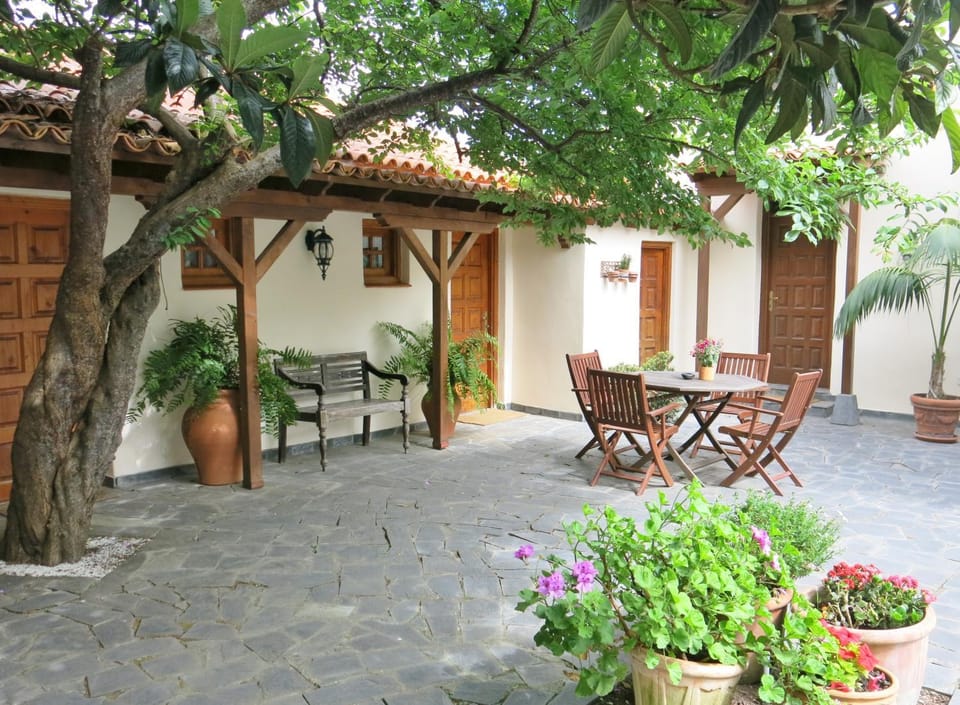 Property building, Patio, Facade/entrance