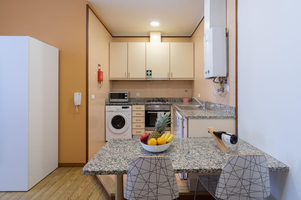 Kitchen or kitchenette, Dining area, Communal kitchen