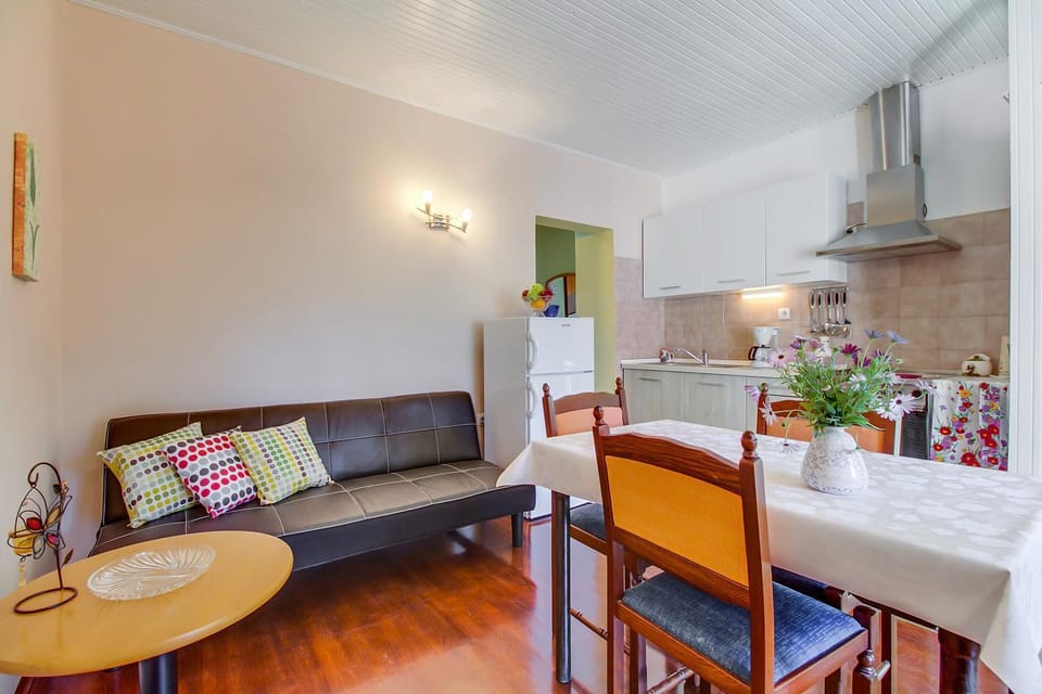 Kitchen or kitchenette, Living room, Dining area
