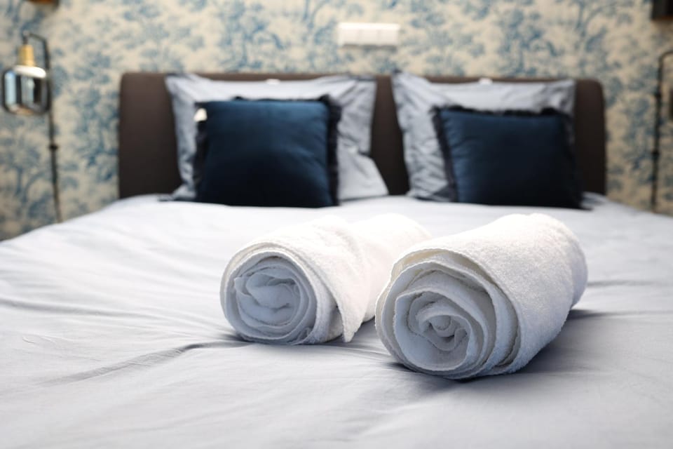 Bed, Bedroom, towels
