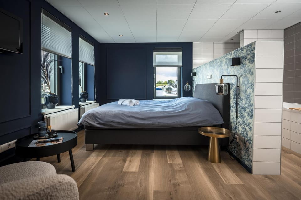 Bed, TV and multimedia, Photo of the whole room, Seating area, Bedroom