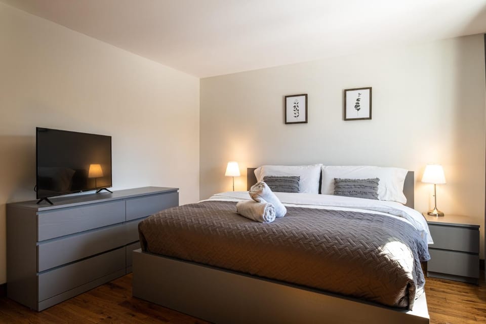 Bed, TV and multimedia, Bedroom