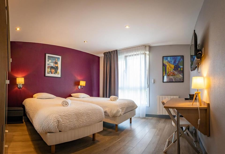 TV and multimedia, Photo of the whole room, Bedroom, hair dresser