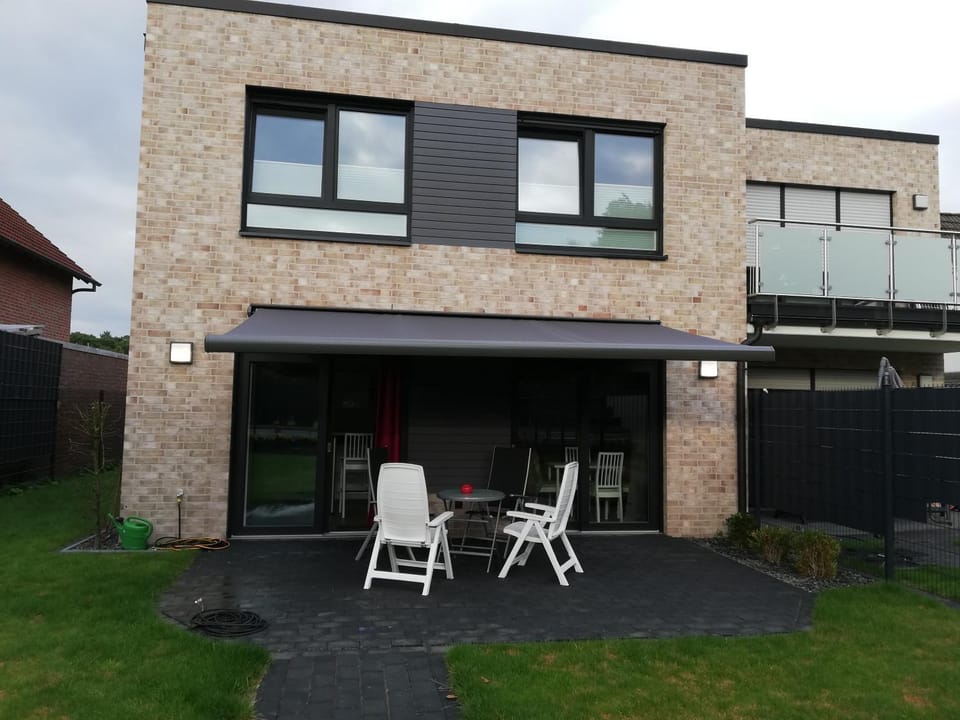 Property building, Garden, Balcony/Terrace