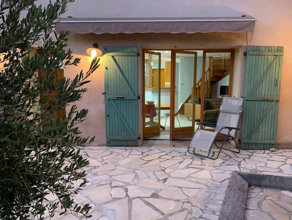 Ceret Beautiful Spacious House & Courtyard BBQ House in Céret