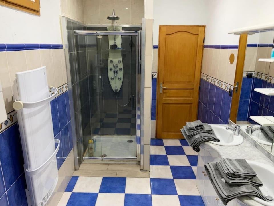 Ceret Beautiful Spacious House & Courtyard BBQ House in Céret