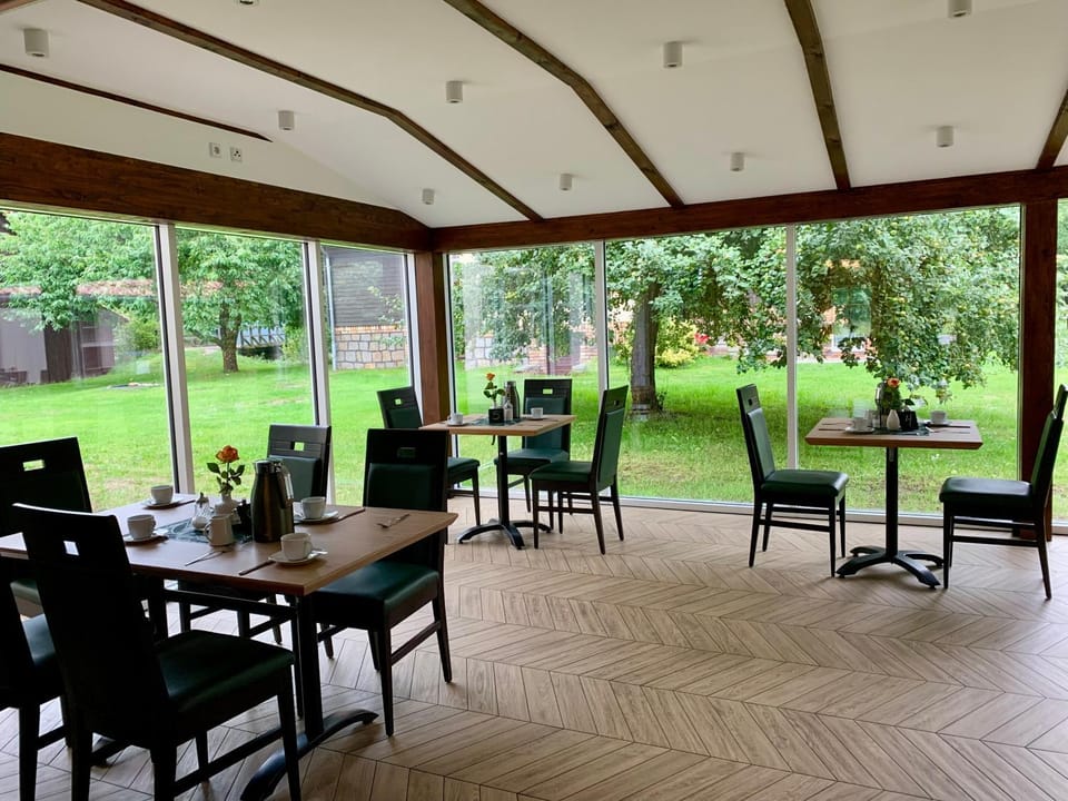 Communal lounge/ TV room, Dining area, Breakfast