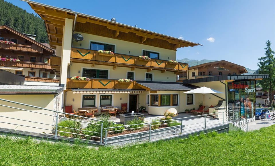 Facade/entrance, Balcony/Terrace