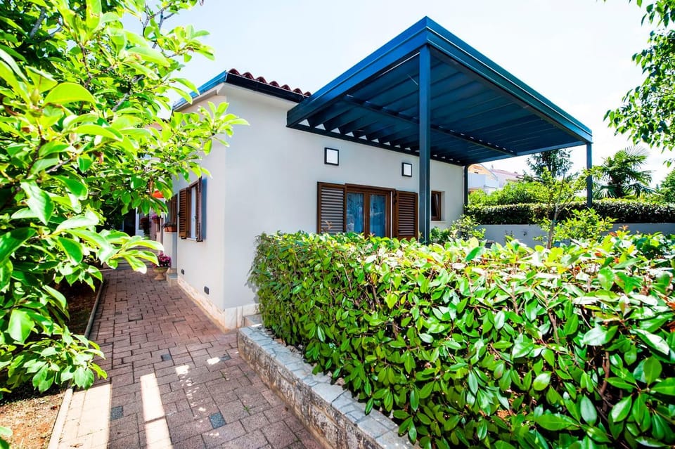 Property building, Facade/entrance, Garden