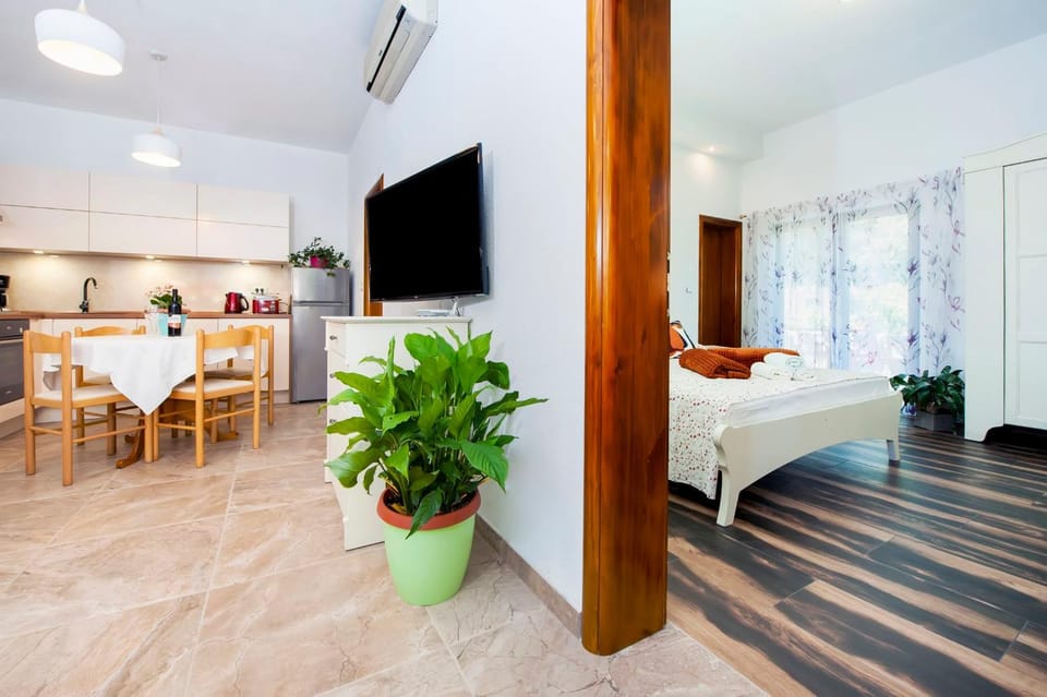 TV and multimedia, Dining area