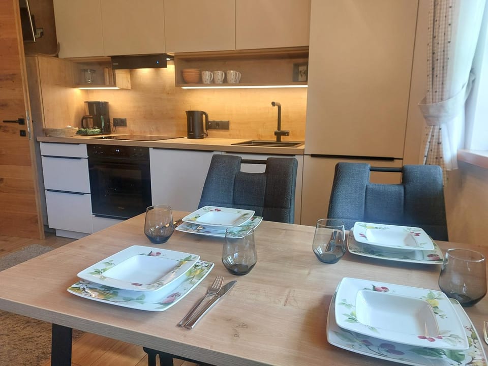 Dining area, kitchen