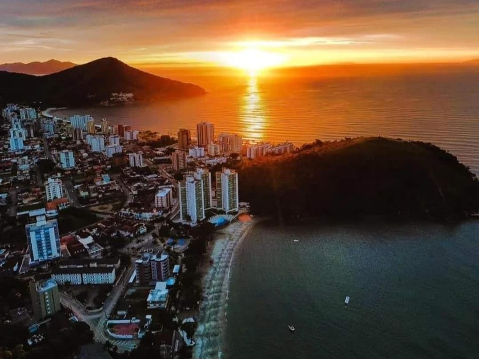 Apartamento Dona Frida Prainha com WiFi pé na areia Apartment in Caraguatatuba