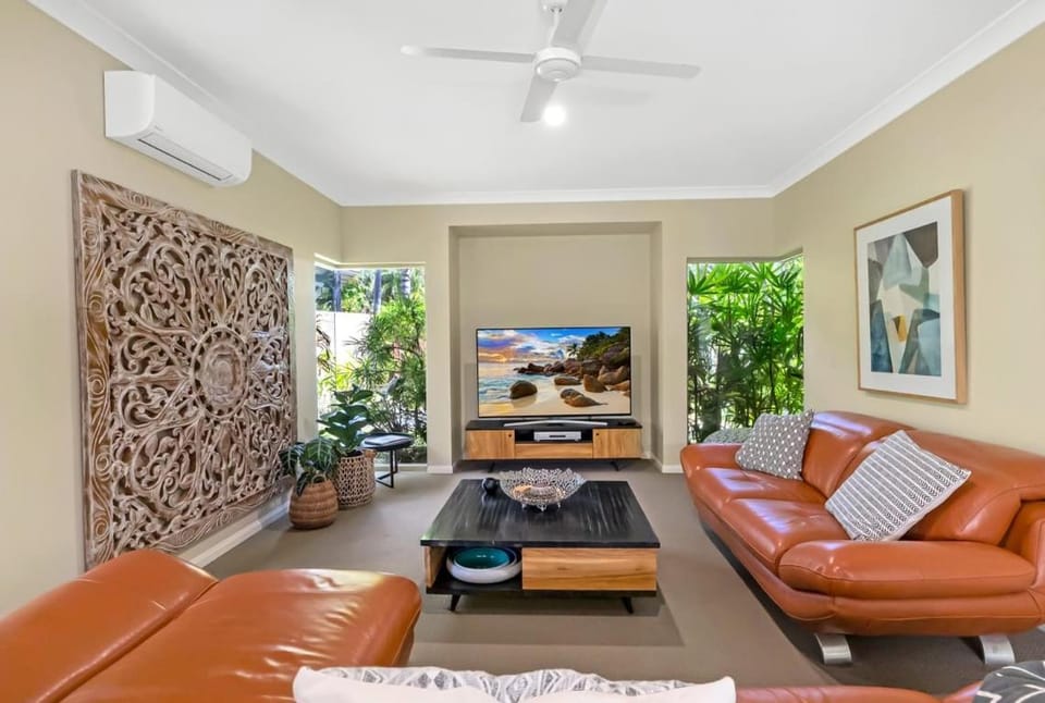 TV and multimedia, Living room, Seating area, air conditioner