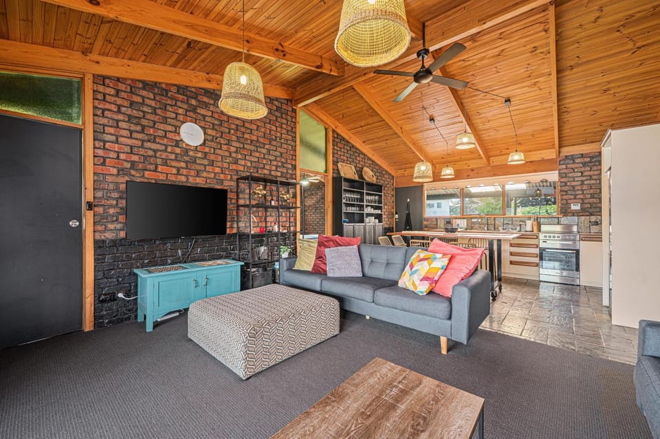 TV and multimedia, Living room, Seating area, kitchen