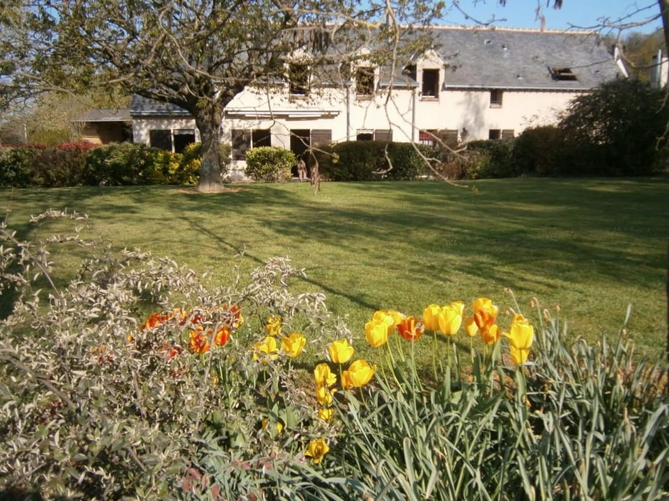 Gîte spacieux avec billard, cheminée & terrasse, près de la forêt de Bercé, Wi-Fi & activités nature - FR-1-410-337 House in Pays de la Loire