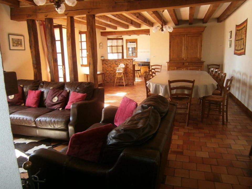 Gîte spacieux avec billard, cheminée & terrasse, près de la forêt de Bercé, Wi-Fi & activités nature - FR-1-410-337 House in Pays de la Loire