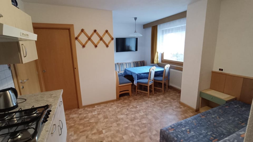 Kitchen or kitchenette, Dining area, minibar