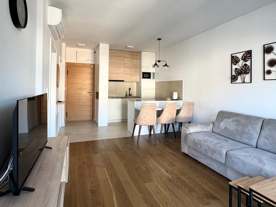 TV and multimedia, Kitchen or kitchenette, Living room, Seating area, Dining area, kitchen