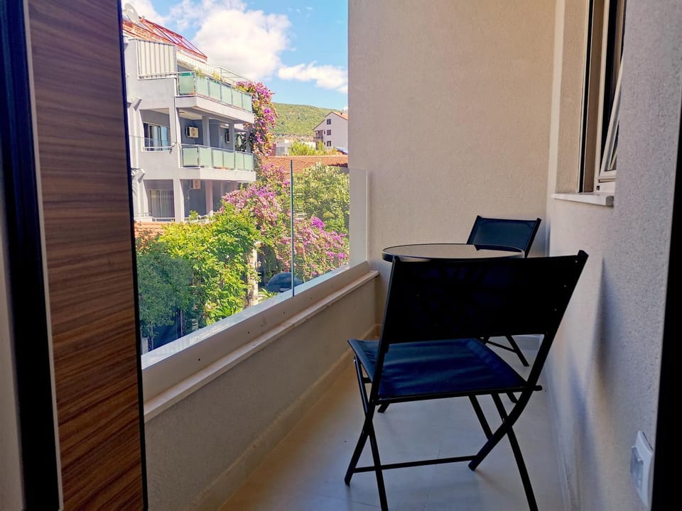 Balcony/Terrace, Street view