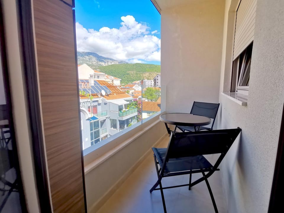 Balcony/Terrace, City view, Mountain view, Street view