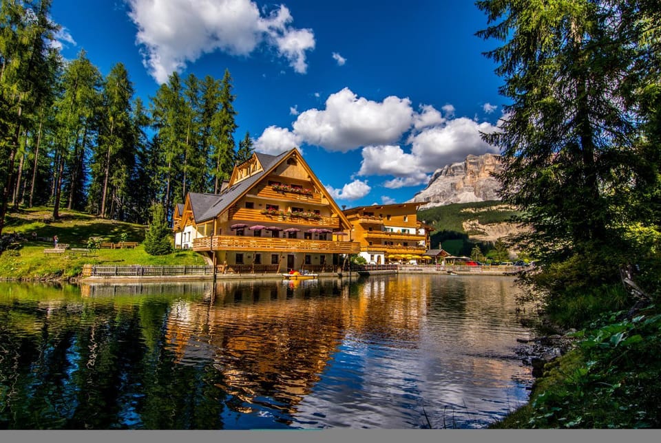 Restaurant/places to eat, Balcony/Terrace, Animals, Pets, Lake view, Mountain view, Swimming pool, young children, group of guests, Family