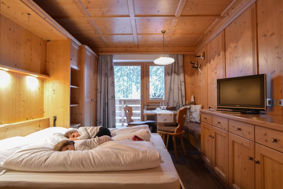 Bed, Balcony/Terrace, Photo of the whole room, Garden view, Lake view, Mountain view, Family