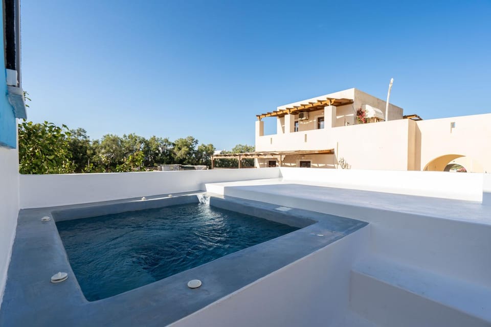 Day, Pool view