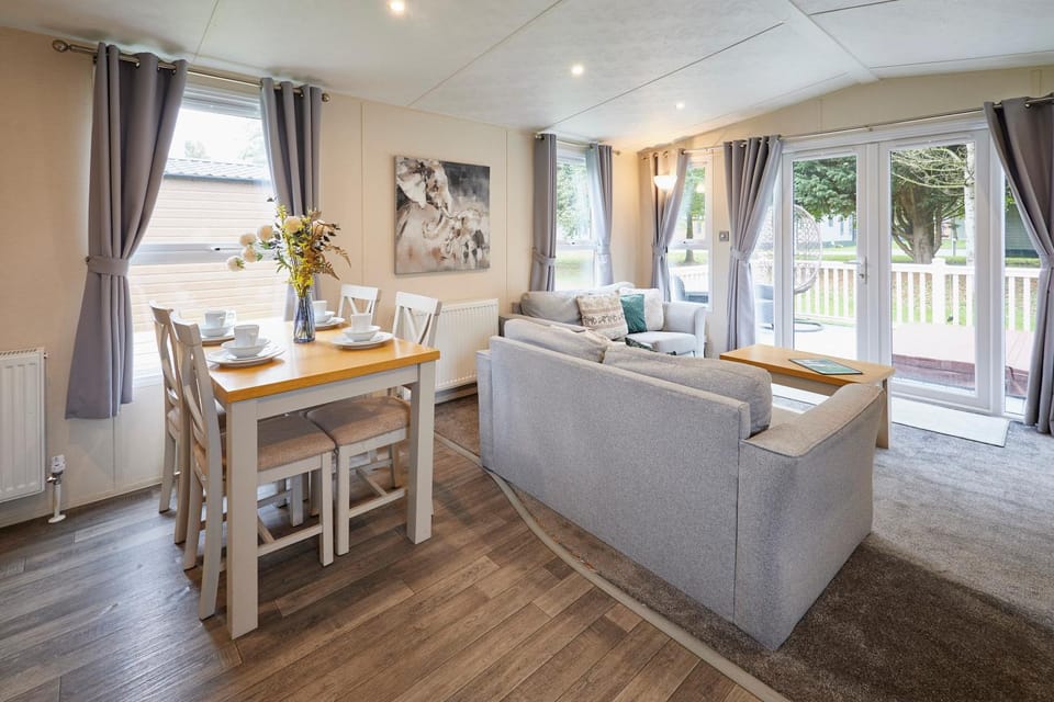 Lucas Lodge with Hot Tub House in England