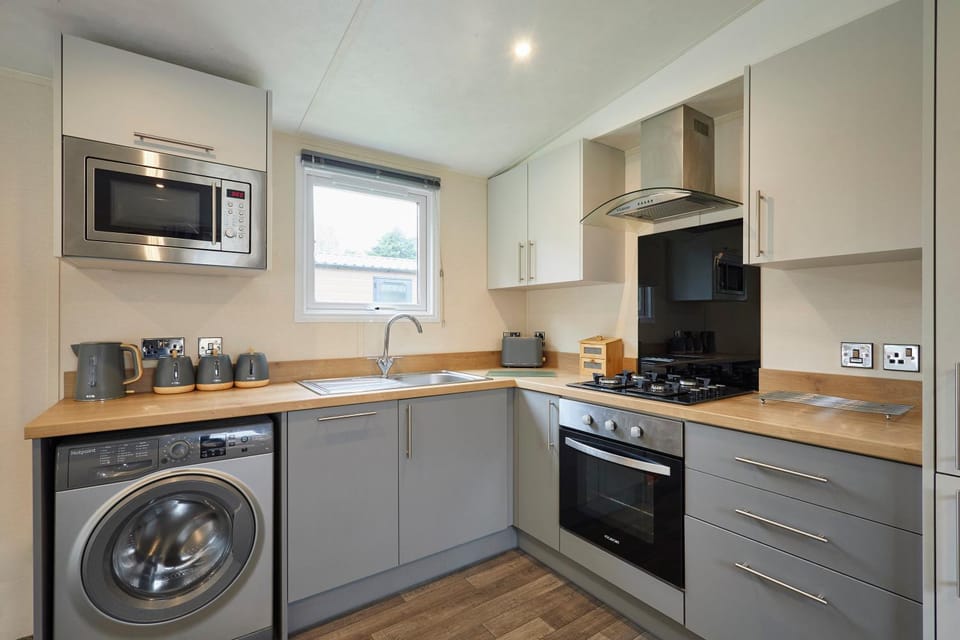 Lucas Lodge with Hot Tub House in England