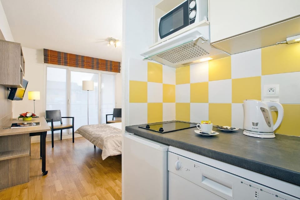 Kitchen or kitchenette, Seating area