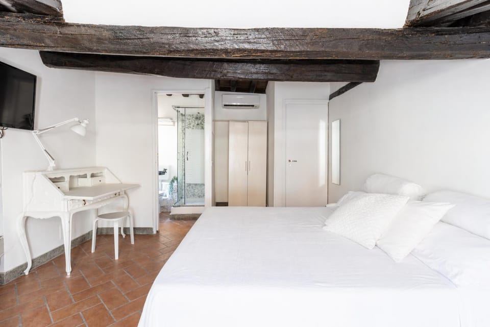 Trevi Fountain Corner - Alberto Sordi Room Bed and Breakfast in Rome