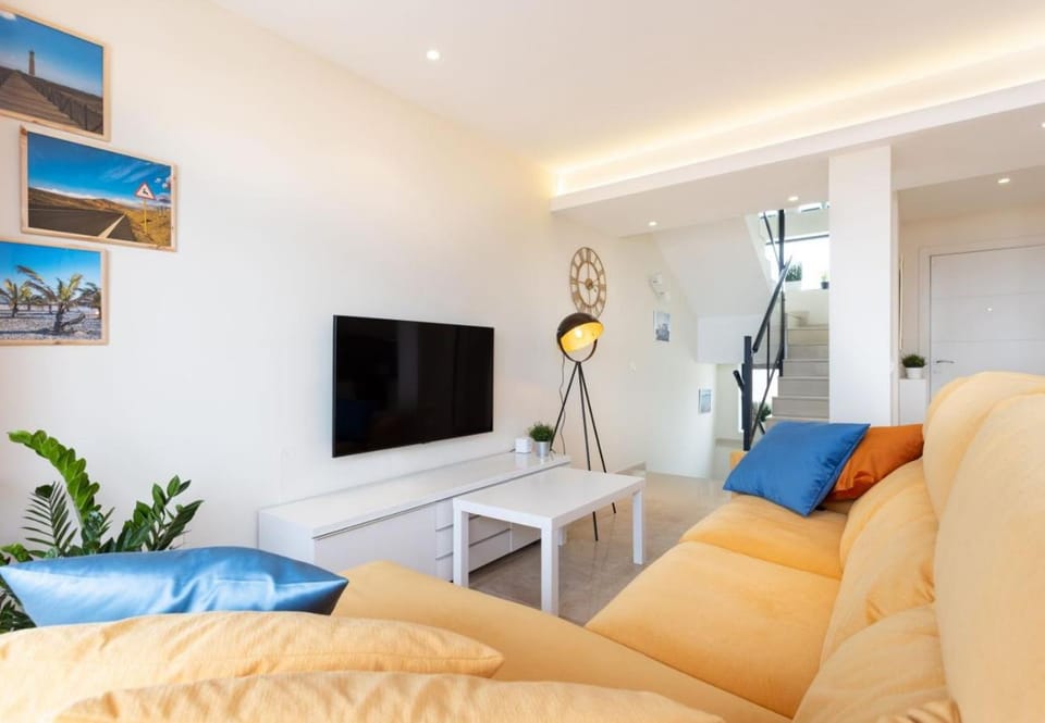 Communal lounge/ TV room, TV and multimedia, Living room, Seating area, Evening entertainment