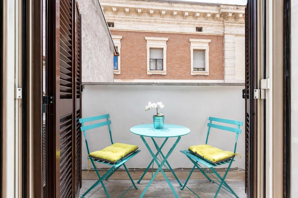 Elegant Stay - Corner to Trevi fountain Apartment in Rome