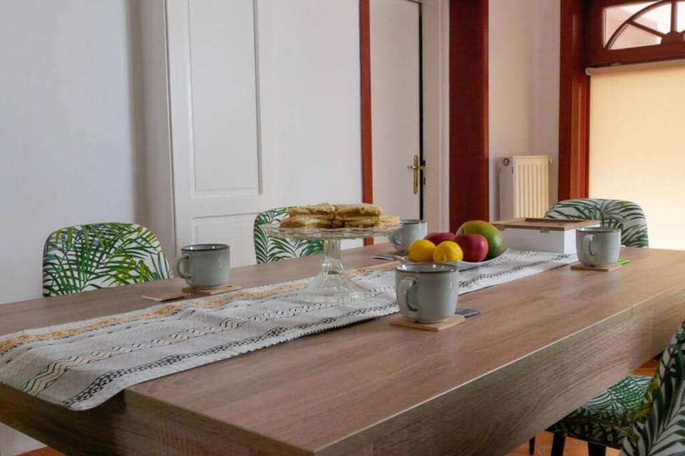 Food and drinks, Dining area, Food