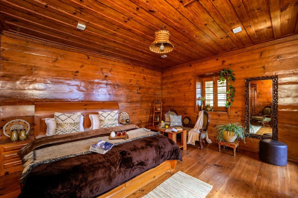 Bed, Photo of the whole room, Seating area, Bedroom