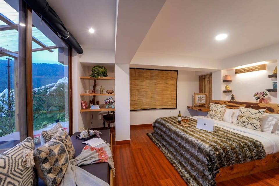 Bed, Photo of the whole room, Seating area, Bedroom, Mountain view