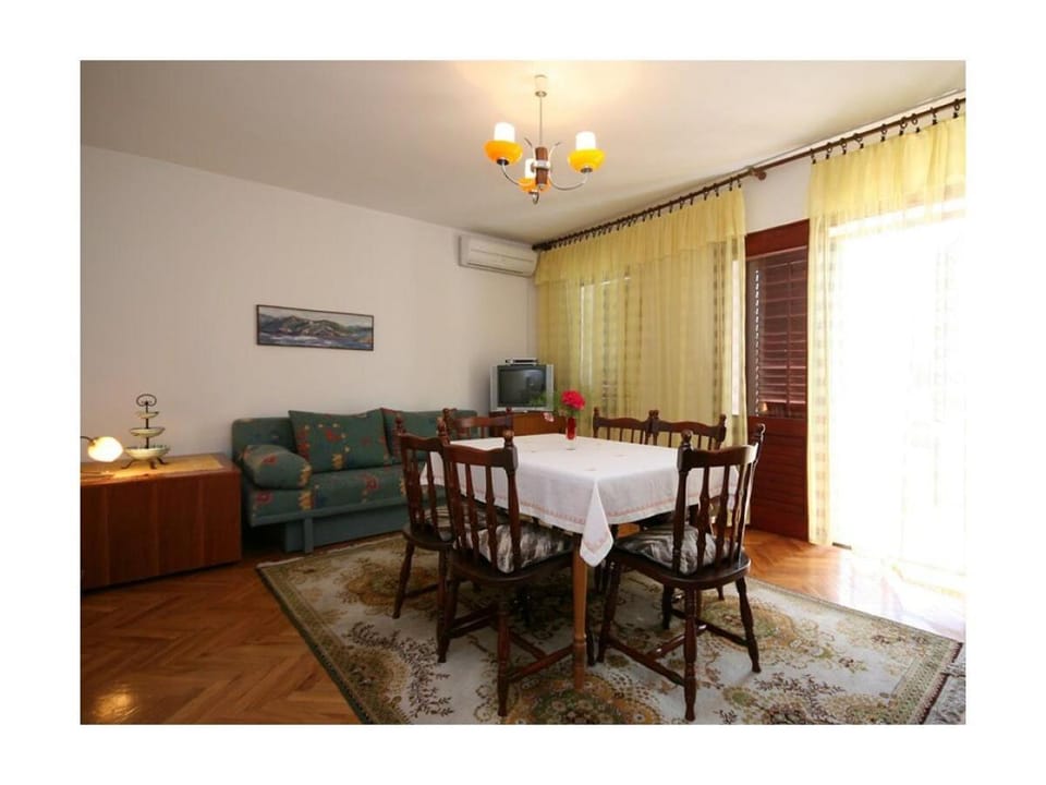 Living room, Seating area, air conditioner