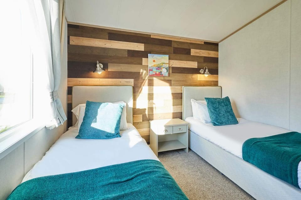 Hedgerow Lodge with Hot Tub Chalet in England