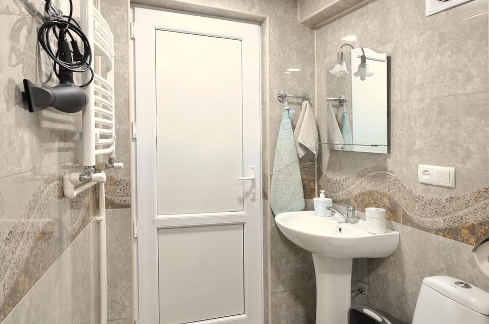 Shower, Toilet, Bathroom, towels
