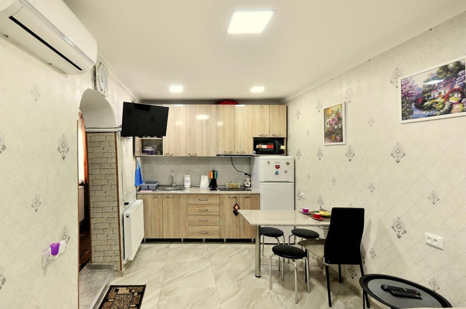 TV and multimedia, Kitchen or kitchenette, Dining area, minibar, oven, pet friendly, stove, toaster, air conditioner